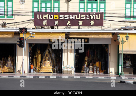 Si tratta di una foto di un negozio che vendita Thai statue del dio e della dea. Essi sono in colore oro o golden. È a Bangkok in Tailandia Foto Stock