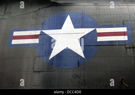 Si tratta di una foto di un dettaglio di un elicottero US Army dalla guerra del Vietnam. Siamo in grado di vedere la US Army Logo e una pistola di tommy moschetti mitragliatori Foto Stock