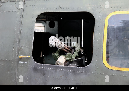 Si tratta di una foto di un dettaglio di un elicottero US Army dalla guerra del Vietnam. Siamo in grado di vedere la US Army Logo e una pistola di tommy moschetti mitragliatori Foto Stock