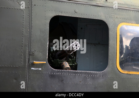 Si tratta di una foto di un dettaglio di un elicottero US Army dalla guerra del Vietnam. Siamo in grado di vedere la US Army Logo e una pistola di tommy moschetti mitragliatori Foto Stock