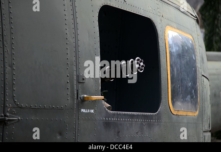 Si tratta di una foto di un dettaglio di un elicottero US Army dalla guerra del Vietnam. Siamo in grado di vedere la US Army Logo e una pistola di tommy moschetti mitragliatori Foto Stock