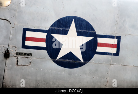 Si tratta di una foto di un dettaglio di un elicottero US Army dalla guerra del Vietnam. Siamo in grado di vedere la US Army Logo e una pistola di tommy moschetti mitragliatori Foto Stock