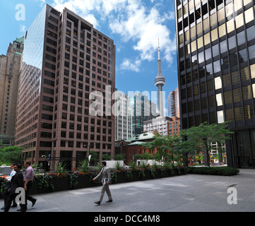 Licenza disponibile all'indirizzo MaximImages.com - scenario all'aperto nel centro di Toronto con torre CN sullo sfondo. Toronto, Ontario, Canada. Foto Stock