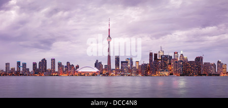 Toronto Downtown skyline al tramonto, CN tower, panoramico paesaggio urbano. Toronto, Ontario, Canada 2013 Foto Stock