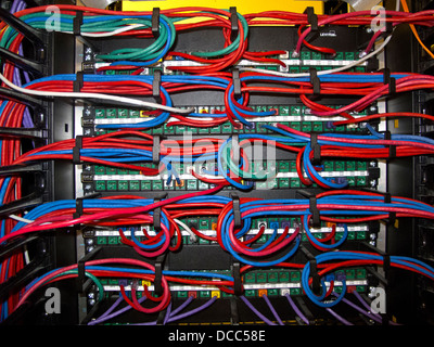 Information Technology apparecchiature di rete i cavi collegati al pannello di permutazione Foto Stock