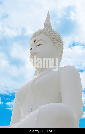 Il bianco seduto immagine del Buddha in atteggiamento di soggiogare Mara Foto Stock