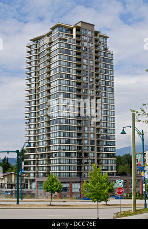 Moderno ed alto edificio di appartamenti in Port Moody, BC (maggiore Vancouver) Foto Stock