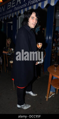 Noel Fielding, all' "arte di dare' finalizzata alla raccolta di fondi in favore del Teenage Cancer Trust. Londra, Inghilterra - 29.09.11 Foto Stock