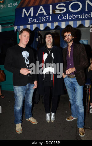 Noel Fielding e Christian Furr e Frankie Poullain dalle tenebre , all' "arte di dare' finalizzata alla raccolta di fondi in favore del Teenage Cancer Trust. Londra, Inghilterra - 29.09.11 Foto Stock