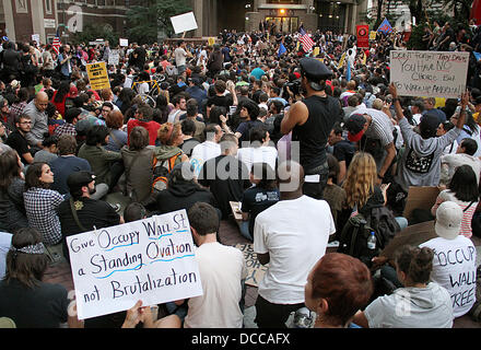 Atmosfera manifestanti che hanno accampati fuori di Wall Street per due settimane hanno marciato in Manhattan. L'occupare Wall Street circolazione, i cui membri hanno giurato di soggiorno attraverso l'inverno, protestano questioni tra cui la 2008 bank bailouts e un elevato tasso di disoccupazione. Più di mille persone hanno marciato passato City Hall e al di fuori della sede centrale di polizia. La città di New York, Stati Uniti d'America - 30.09.11 obbligatorio Foto Stock