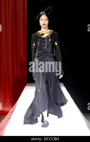 Modello settimana della moda di Parigi la Primavera/Estate 2012 pronti a usura - Yohji Yamamoto - passerella Parigi, Francia - 30.09.11 Foto Stock