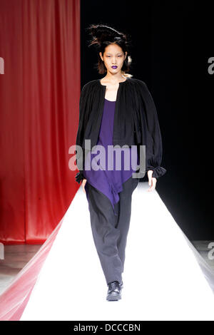 Modello settimana della moda di Parigi la Primavera/Estate 2012 pronti a usura - Yohji Yamamoto - passerella Parigi, Francia - 30.09.11 Foto Stock