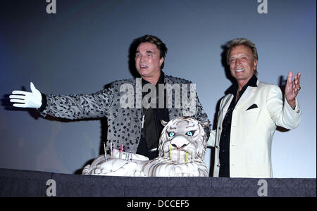 Roy Horn, Siegfried Fischbacher Mirage celebra il Maestro illusionista Roy Horn il compleanno presso Siegfried e Roy's Secret Garden e in quanto habitat naturale dei delfini al Mirage Resort and Casino Las Vegas, Nevada - 02.10.11 Foto Stock