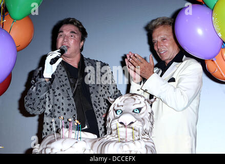 Roy Horn, Siegfried Fischbacher Mirage celebra il Maestro illusionista Roy Horn il compleanno presso Siegfried e Roy's Secret Garden e in quanto habitat naturale dei delfini al Mirage Resort and Casino Las Vegas, Nevada - 02.10.11 Foto Stock