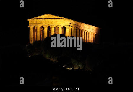 Tempio greco di Segesta in Sicilia illuminata di notte Foto Stock