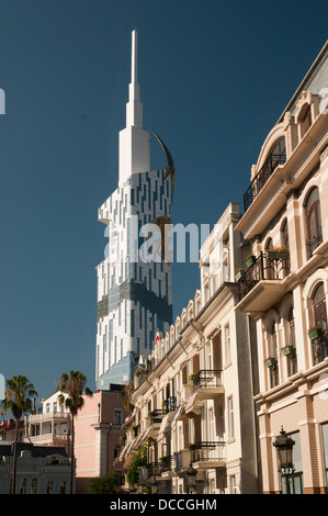 Batumi tecnologico di University Tower telai sopra una fila di vecchi fabbricati Foto Stock