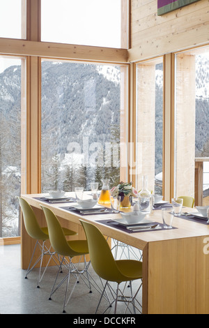 Chalets privata svizzera, La Tzoumaz, Svizzera. Architetto: Richard Mitzman architetti, 2013. Chalet 1. Vista delle Alpi Svizzere Foto Stock