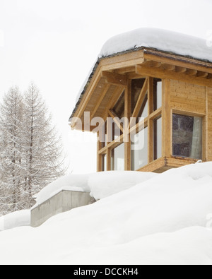 Chalets privata svizzera, La Tzoumaz, Svizzera. Architetto: Richard Mitzman architetti, 2013. Vista di Chalet 1 esterno in Foto Stock