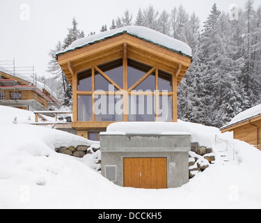 Chalets privata svizzera, La Tzoumaz, Svizzera. Architetto: Richard Mitzman architetti, 2013. Vista di Chalet 1 esterno in Foto Stock