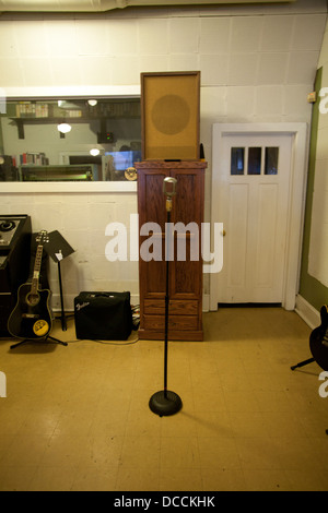 Interno e microfono originale presso i Sun Studios di Memphis, Tennessee, Stati Uniti d'America. Situato sul posto dove Elvis cantò per la prima volta Foto Stock