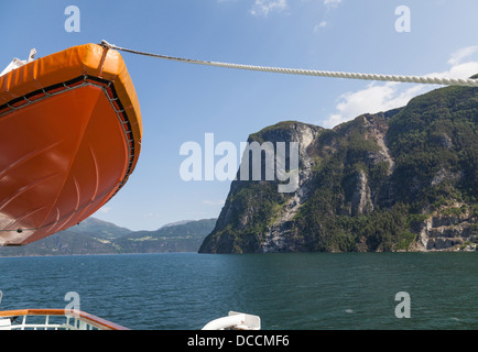 Scialuppa di salvataggio e il Geirangerfjord Foto Stock