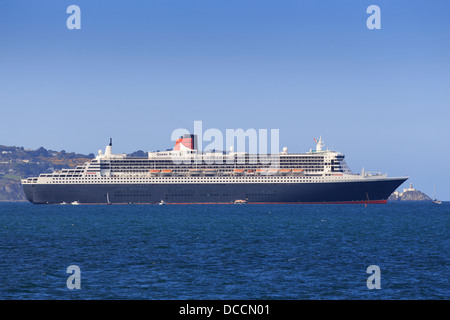 La Cunard Line ammiraglia, Queen Mary 2, al di ancoraggio nella baia di Dublino, Irlanda Foto Stock