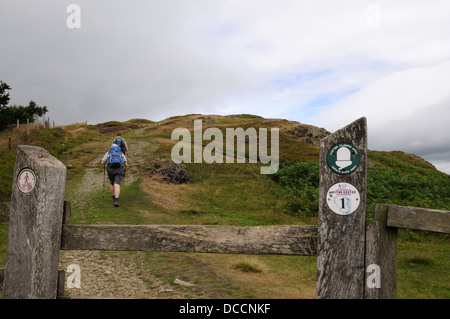 Walkers sul Offas Dyke percorso Famau Moel gamma Clwydian North Wales Cymru REGNO UNITO GB Foto Stock