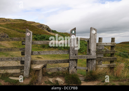 Il legno vecchio stile in legno sul modo Clwydian National Trail sulla Offas Dyke Path Denbighshire Galles Cymru REGNO UNITO GB Foto Stock