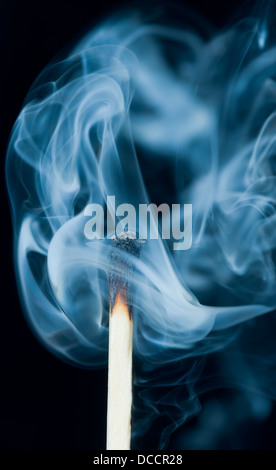 Il fumo proveniente da un match che è stato appena messo fuori, Foto Stock