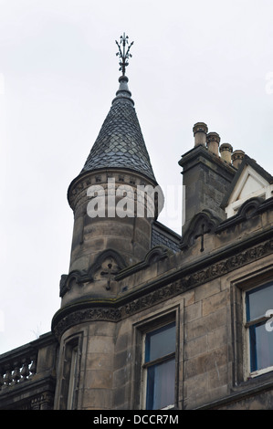 Edificio di Inverness dettaglio entro High Street accanto al Caledonian Hotel Foto Stock