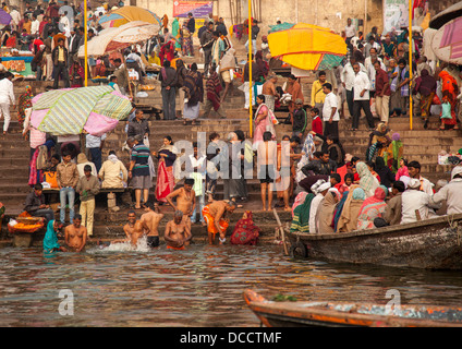 La gente sulle sponde del Fiume Gange con astine in background, Varanasi, India Foto Stock