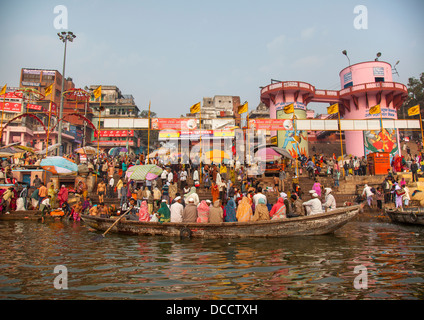 La gente sulle sponde del Fiume Gange con astine in background, Varanasi, India Foto Stock