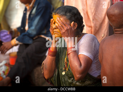 Persone aventi una vasca da bagno nel fiume Gange, Varanasi, India Foto Stock