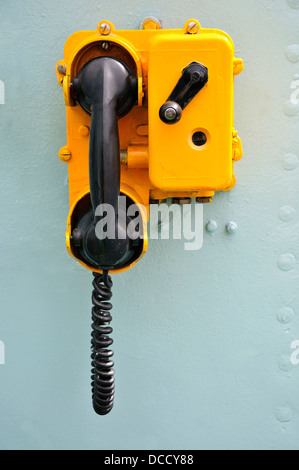 Chatham, Kent, Inghilterra. Chatham Historic Dockyard. HMS Cavalier (1944) distruttore. Wind-up Royal Navy navi telefono - Marco 15 Foto Stock