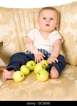 Unione baby boy è giocare con le mele Foto Stock