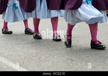 Bollitore zoccoli ponte dancing a Warwick Folk Festival, Warwick, Regno Unito Foto Stock