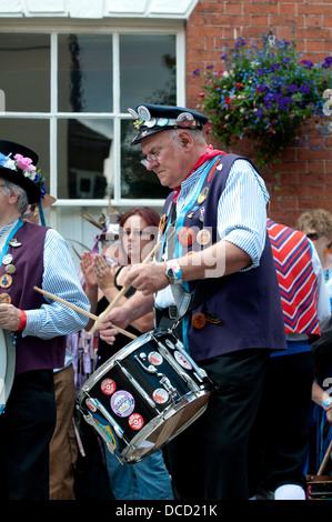 Bollitore zoccoli ponte batterista a Warwick Folk Festival, Warwick, Regno Unito Foto Stock