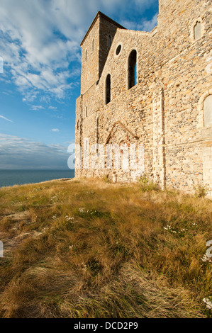 Resti della vecchia chiesa a Reculver, vicino a Herne Bay in Kent, Regno Unito. Foto Stock