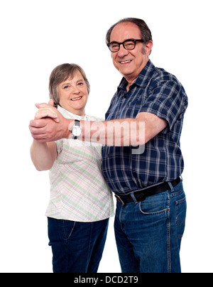 Felice maturato amore coppia danzante, tenendo la mano Foto Stock