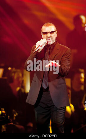 George Michael suona presso il Palais Omnisport Paris Bercy. Parigi, Francia - 03.10.11 Foto Stock