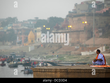 Uomo in meditazione sulla Dasaswamedh Ghat sul Fiume Gange, Varanasi, India Foto Stock