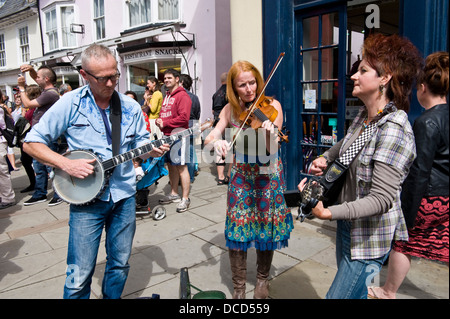 Bluegrass band acustica Hershel's Barn giocare in strada durante il Brecon Jazz Festival 2013 Foto Stock