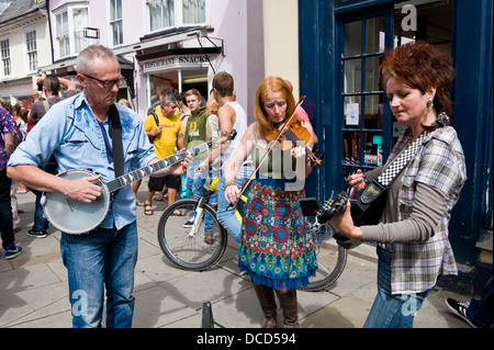 Bluegrass band acustica Hershel's Barn giocare in strada durante il Brecon Jazz Festival 2013 Foto Stock