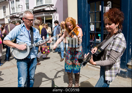 Bluegrass band acustica Hershel's Barn giocare in strada durante il Brecon Jazz Festival 2013 Foto Stock