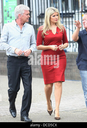 Phillip Schofield e Holly Willoughby riprese al di fuori della ITV Studios di Londra - Inghilterra - 04.10.11 Foto Stock
