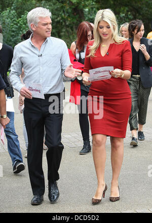 Phillip Schofield e Holly Willoughby riprese al di fuori della ITV Studios di Londra - Inghilterra - 04.10.11 Foto Stock