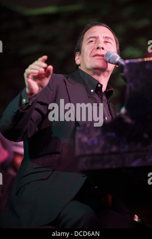 Jools Holland giocando con il suo ritmo e Blues Orchestra sul palco a Brecon Jazz Festival 2013 Foto Stock