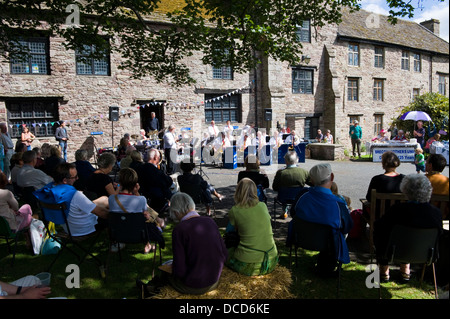 Morriston Big Band giocando fuori Brecon cattedrale durante Brecon Jazz Festival 2013 Foto Stock