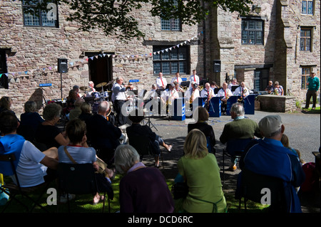 Morriston Big Band giocando fuori Brecon cattedrale durante Brecon Jazz Festival 2013 Foto Stock