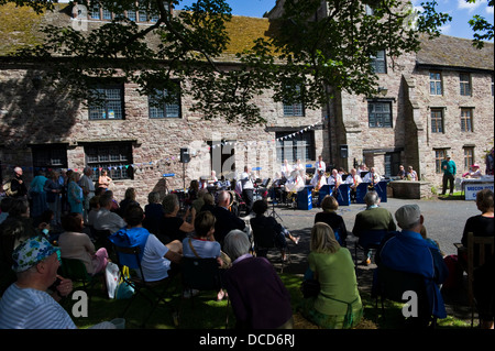 Morriston Big Band giocando fuori Brecon cattedrale durante Brecon Jazz Festival 2013 Foto Stock